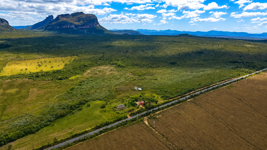 Casa sede, estrada de asfalto e vista panorâmica para os Três Morros, de fazenda com potencial para cultivo de café especial, em Piatã, na Chapada Diamantina, Bahia