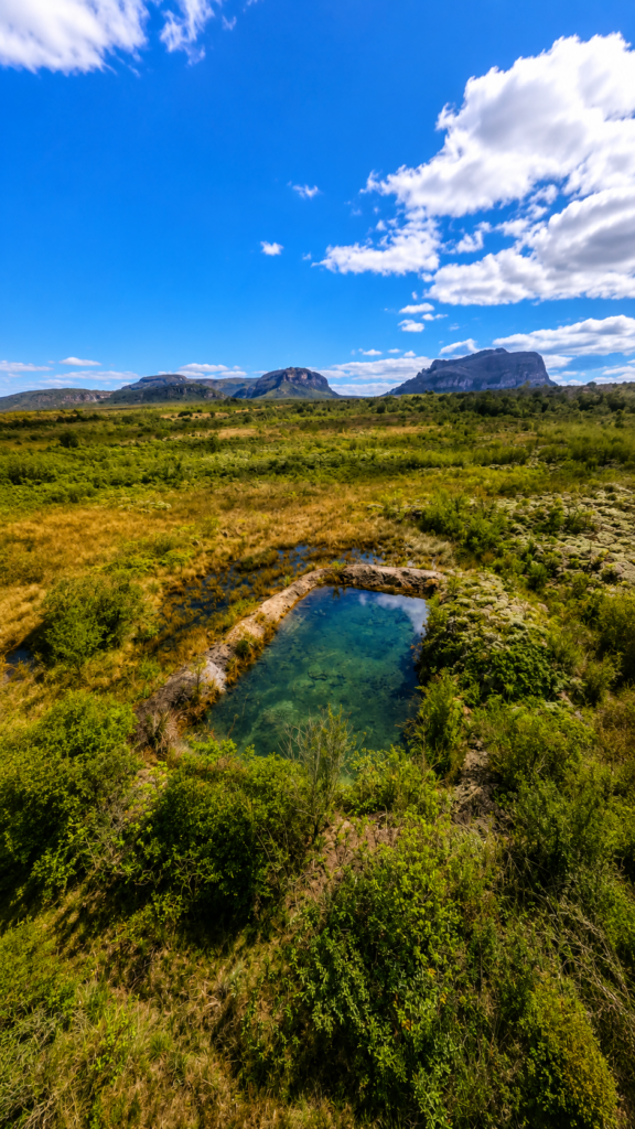 Nascente de água e vista panorâmica de fazenda com potencial para cultivo de café especial, em Piatã, na Chapada Diamantina, Bahia