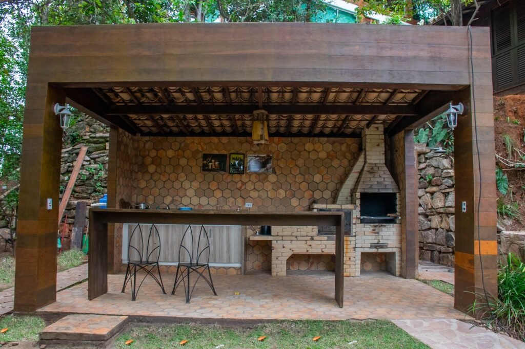 Área externa com espaço gourmet om churrasqueira, de casa de luxo localizada em Lençóis na Chapada Diamantina, Bahia